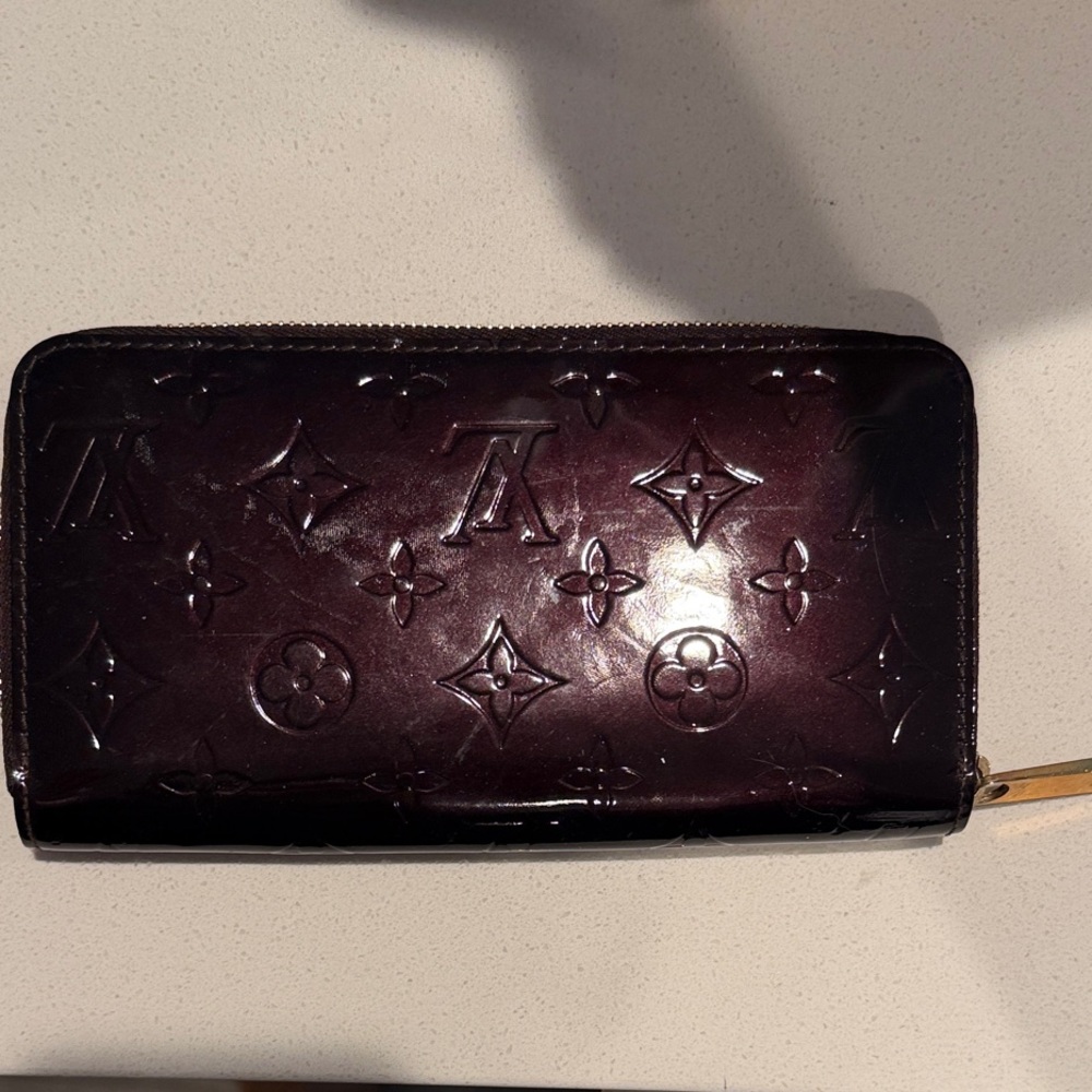 Louis Vuitton Amarante Vernis Patent
Leather Zippy Wallet